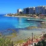 Appartamento Stylish 2br Apart, Steps Away From The