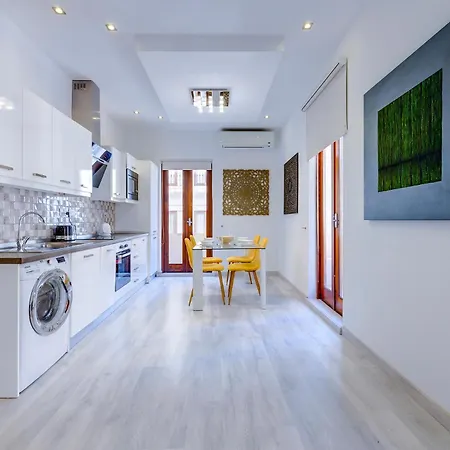 Apartman Stylish 2br Apart, Steps Away From The *