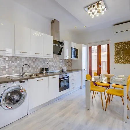 Apartman Stylish 2br Apart, Steps Away From The Sliema