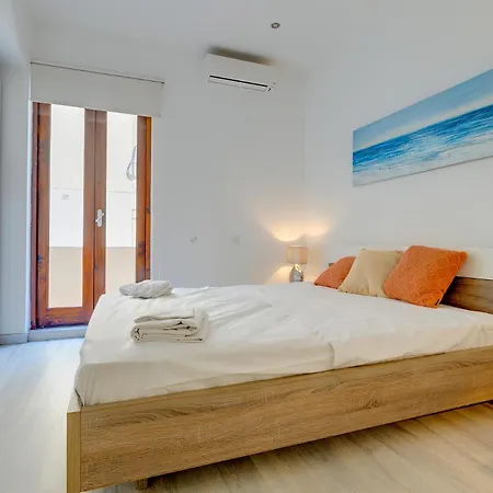 Stylish 2br Apart, Steps Away From The Lägenhet