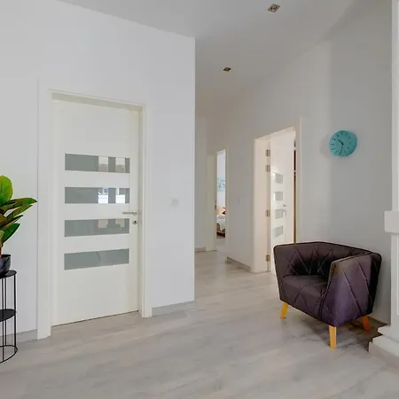 Stylish 2br Apart, Steps Away From The Lägenhet *