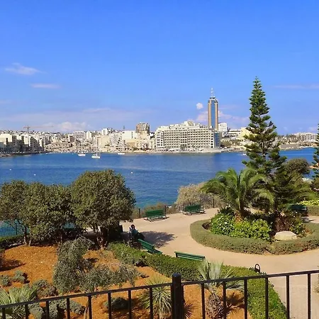 Stylish 2br Apart, Steps Away From The Apartment
