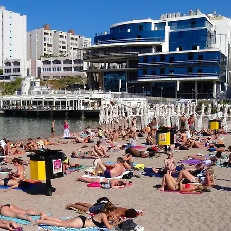 Stylish 2br Apart, Steps Away From The Apartment